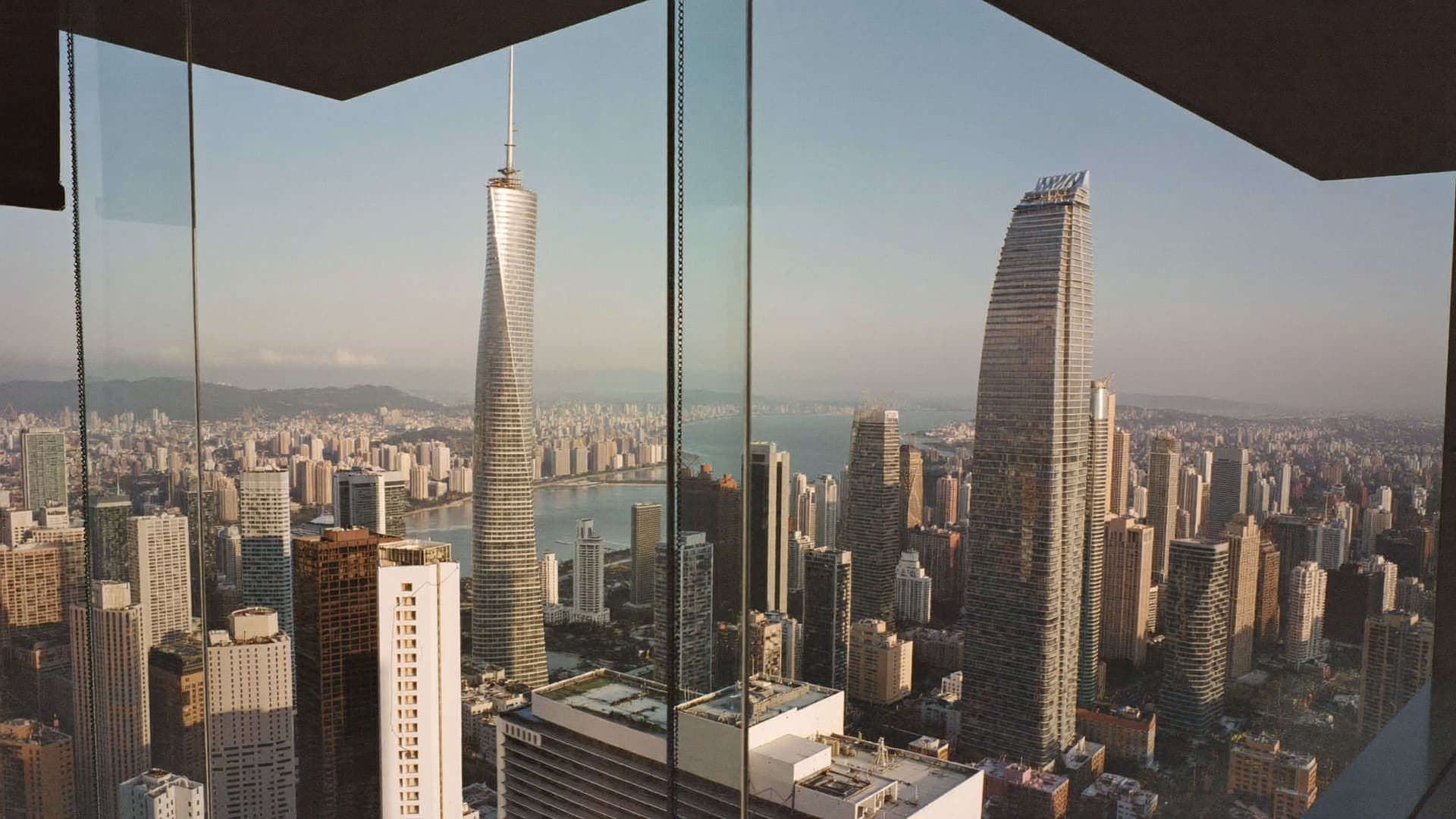 Vista de la ciudad desde una oficina, reflejos en el vidrio